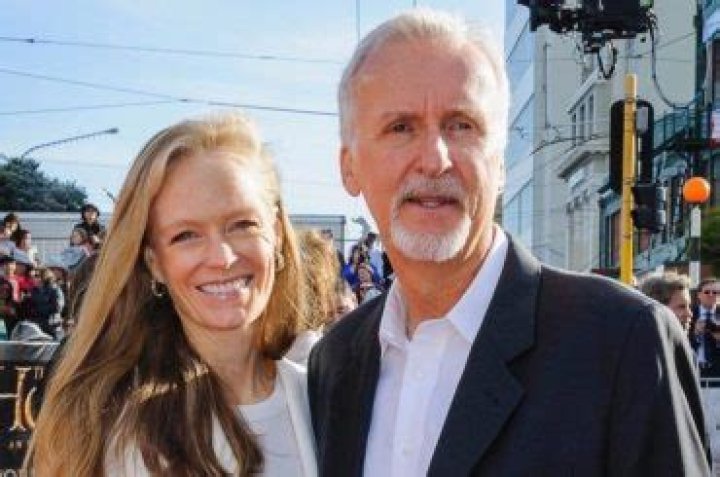 Is James Cameron’s wife in Titanic? Is Suzy Amis still married to James Cameron?