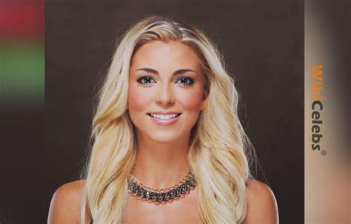 Jenna Kutcher Biography , Net Worth, Husband Age, Instagram, Wikipedia