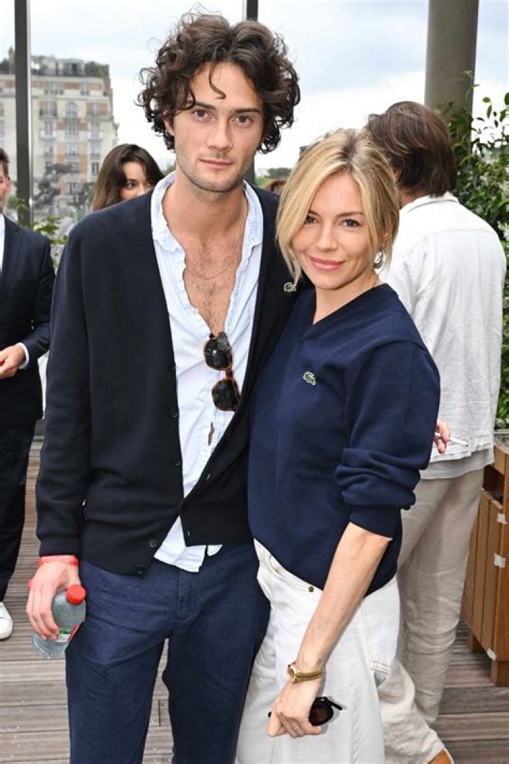Sienna Miller Biography, Age, Partner, Boyfriend, Net Worth, Height, Facts, Wiki, Family, Nationality, Parents, Siblings, Awards, Children,