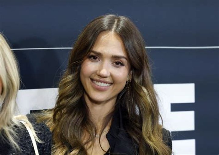 What nationality was Jessica Alba? What languages can Jessica Alba speak?